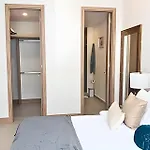 “Lujoso Apto con Piscina, Terraza Privada y Salida a la Playa”