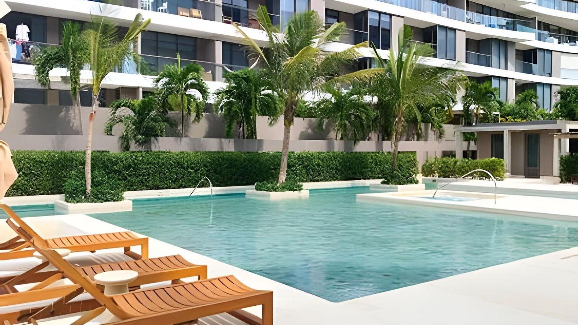“lujoso Apto Con Piscina, Terraza Privada Y Salida A La Playa” Apartamento
