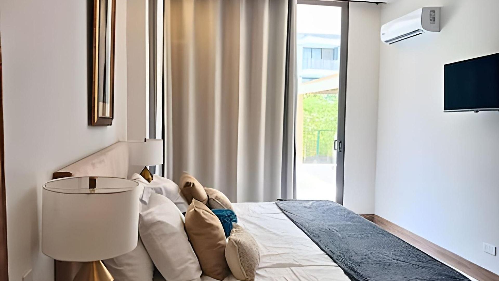 “lujoso Apto Con Piscina, Terraza Privada Y Salida A La Playa” *