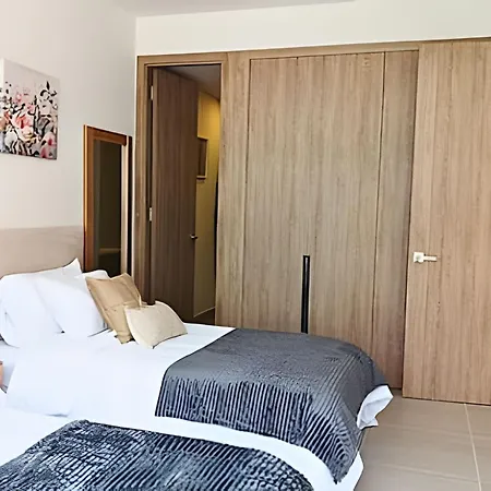 “lujoso Apto Con Piscina, Terraza Privada Y Salida A La Playa” Apartamento