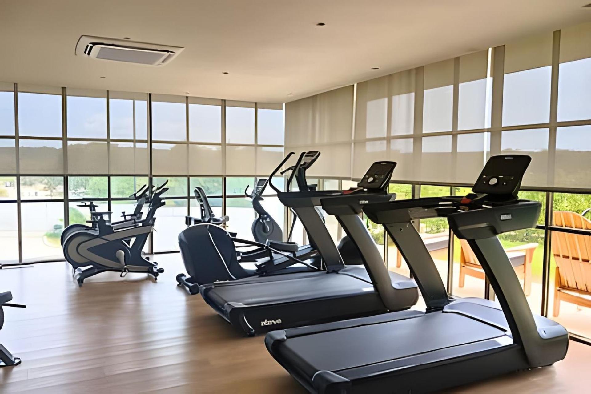 “lujoso Apto Con Piscina, Terraza Privada Y Salida A La Playa”