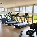 “Lujoso Apto con Piscina, Terraza Privada y Salida a la Playa”